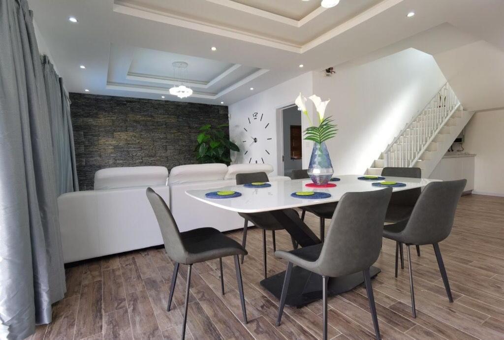 De La Lumiere Apartment *